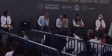 (VIDEO) Niño interrumpe en evento a AMLO para pedirle que saque a su papá de la cárcel