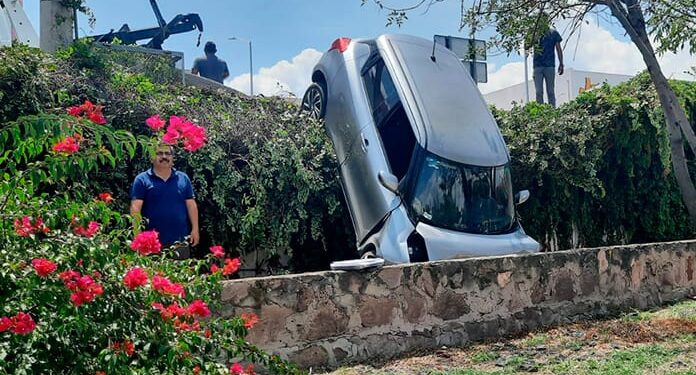 Video: Choca y cae al canal de aguas negras frente a El Dorado