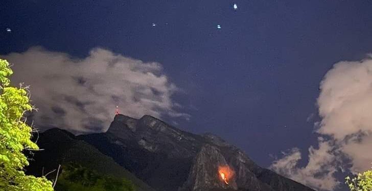 Investigan causas del incendio en el cerro de silla en Nuevo León