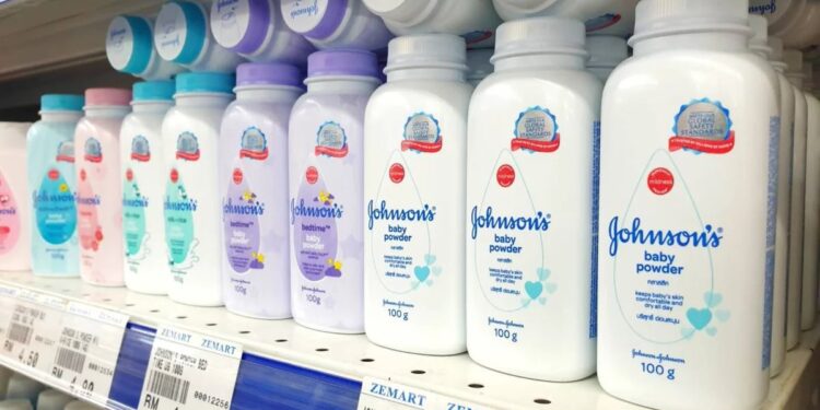 ¿Talco para bebés produce cáncer? Johnson & Johnson lo dejará de vender