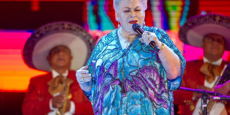 Paquita la del Barrio hizo cantar a todos en la Fenapo