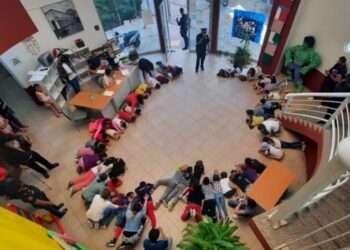 Niños de Zacatecas aprenden en un curso de verano que hacer durante balaceras