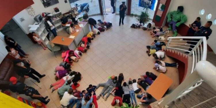 Niños de Zacatecas aprenden en un curso de verano que hacer durante balaceras
