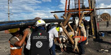 Familiares de mineros atrapados en Coahuila aceptaron rescate a “cielo abierto”