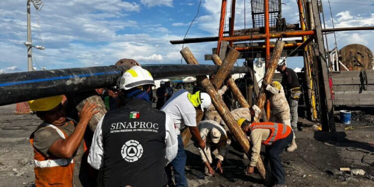 Familiares de mineros atrapados en Coahuila aceptaron rescate a “cielo abierto”