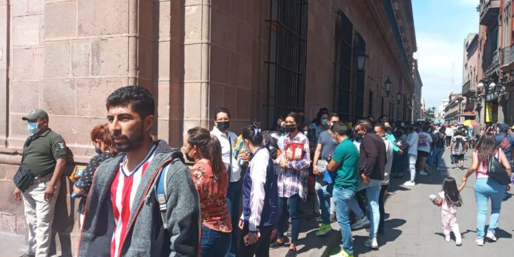 Con pleitos y empujones terminó dinámica para regalar boletos para ver a Carlos Rivera