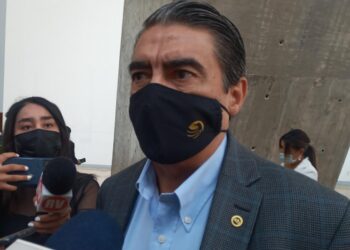 El rector de la UASLP se niega a confrontarse con Leonel Serrato