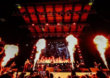 Miles de jóvenes disfrutaron de la música de Panteón Rococó en la Fenapo