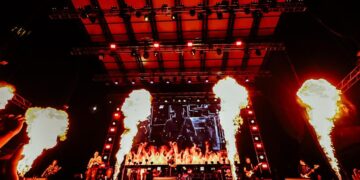 Miles de jóvenes disfrutaron de la música de Panteón Rococó en la Fenapo