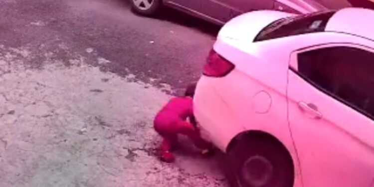 Video: Niño aplastado por un carro, con un brazo fracturado y un pulmón dañado