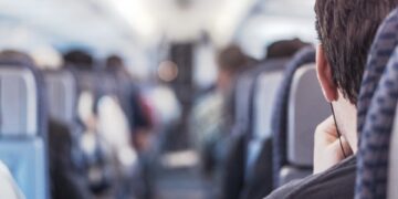 Estas son algunas de las razones por las que podrían  bajarte de un avión