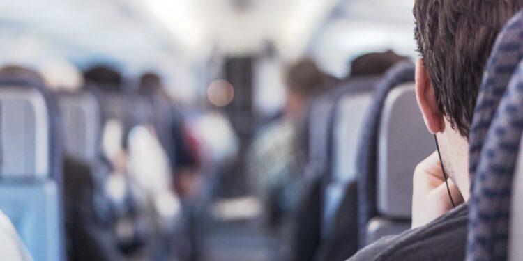 Estas son algunas de las razones por las que podrían  bajarte de un avión