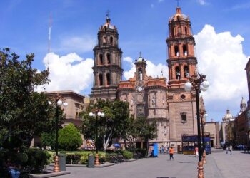 Jueves parcialmente nublado pero con altas temperaturas en SLP