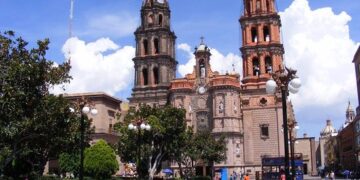 Jueves parcialmente nublado pero con altas temperaturas en SLP