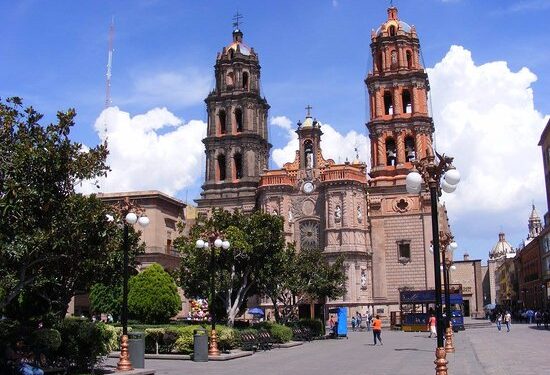 Jueves parcialmente nublado pero con altas temperaturas en SLP