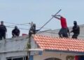 Golpeó salvajemente a su esposa, tomó a su hijo como rehén y amenazó con matarlo, policías logran someterlo tras pelea en azotea