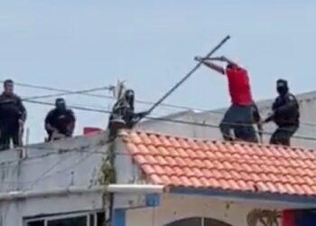 Golpeó salvajemente a su esposa, tomó a su hijo como rehén y amenazó con matarlo, policías logran someterlo tras pelea en azotea