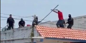 Golpeó salvajemente a su esposa, tomó a su hijo como rehén y amenazó con matarlo, policías logran someterlo tras pelea en azotea