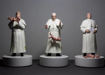 Escultura del Papa Francisco causa polémica por criticar la iglesia católica