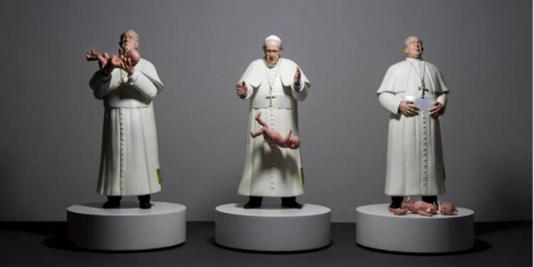 Escultura del Papa Francisco causa polémica por criticar la iglesia católica