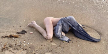 Muñeca sexual alerta a turistas, creyeron que era una mujer asesinada