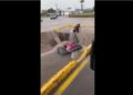 Video: Joven que paseaba en colchón inflable por un canal de agua fue tragado por una ¡enorme alcantarilla!
