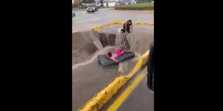 Video: Joven que paseaba en colchón inflable por un canal de agua fue tragado por una ¡enorme alcantarilla!