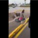 Video: Joven que paseaba en colchón inflable por un canal de agua fue tragado por una ¡enorme alcantarilla!