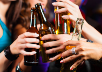 Japón intenta promover que sus jóvenes beban más alcohol