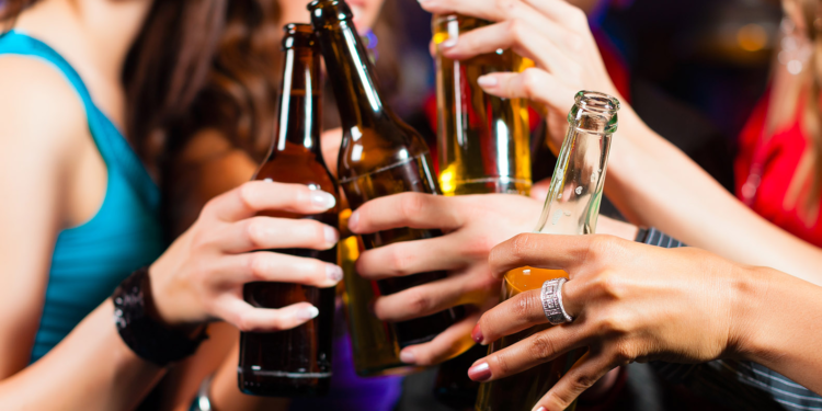 Japón intenta promover que sus jóvenes beban más alcohol