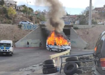 Consulado de EE.UU emite alerta por narcobloqueos en Baja California