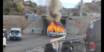 Consulado de EE.UU emite alerta por narcobloqueos en Baja California