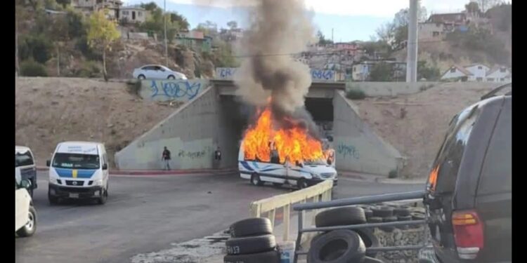 Consulado de EE.UU emite alerta por narcobloqueos en Baja California