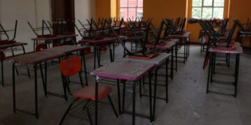 Maestra pide a sus alumnos llevar semen para su clase y es demandada