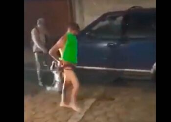Vídeo: Obligan a presunto ladrón a caminar desnudo por la calle en Puebla