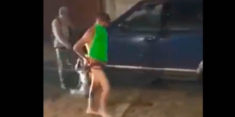 Vídeo: Obligan a presunto ladrón a caminar desnudo por la calle en Puebla