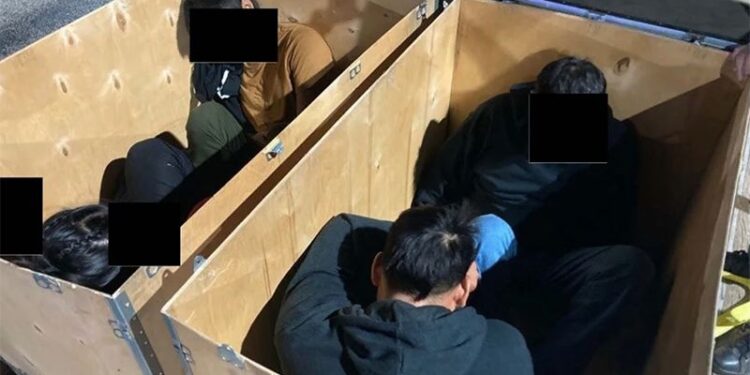 Desmantelan en EU a red de traficantes de migrantes que los trasladaban en cajas y maletas