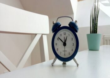 ¿Cuándo inicia el horario de invierno 2022, se adelanta o atrasa el reloj?
