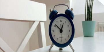 ¿Cuándo inicia el horario de invierno 2022, se adelanta o atrasa el reloj?