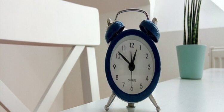 ¿Cuándo inicia el horario de invierno 2022, se adelanta o atrasa el reloj?