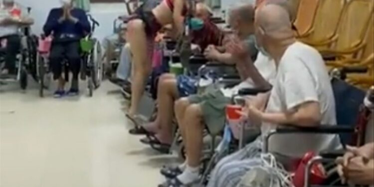 Video: ¡Abuelitos reciben regalo! Asilo contrata a sensual bailarina