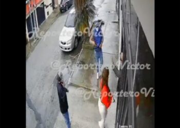 Vídeo: ¡Se les fue! Intentan asaltar a mujer, pero abuelito la deja entrar a su casa