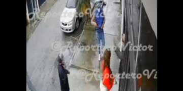Vídeo: ¡Se les fue! Intentan asaltar a mujer, pero abuelito la deja entrar a su casa