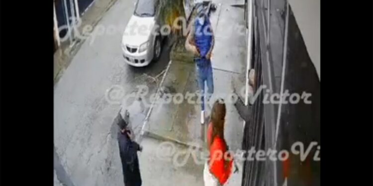 Vídeo: ¡Se les fue! Intentan asaltar a mujer, pero abuelito la deja entrar a su casa