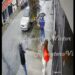 Vídeo: ¡Se les fue! Intentan asaltar a mujer, pero abuelito la deja entrar a su casa