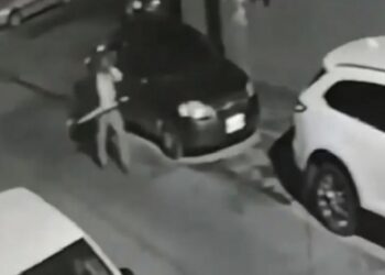 Vídeo: ¡Pero que le hicieron! Una mujer ‘destruye’ a palazos 25 autos en SLP