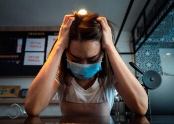 Problemas emocionales alargan los síntomas del COVID-19, según estudio