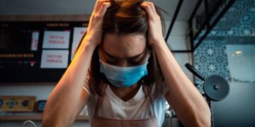 Problemas emocionales alargan los síntomas del COVID-19, según estudio