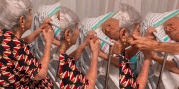 Mujer llevó tierna serenata a su esposo en hospital