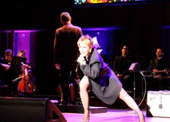 Vídeo: Alejandra Guzmán sufre fuerte caída en pleno show y es hospitalizada